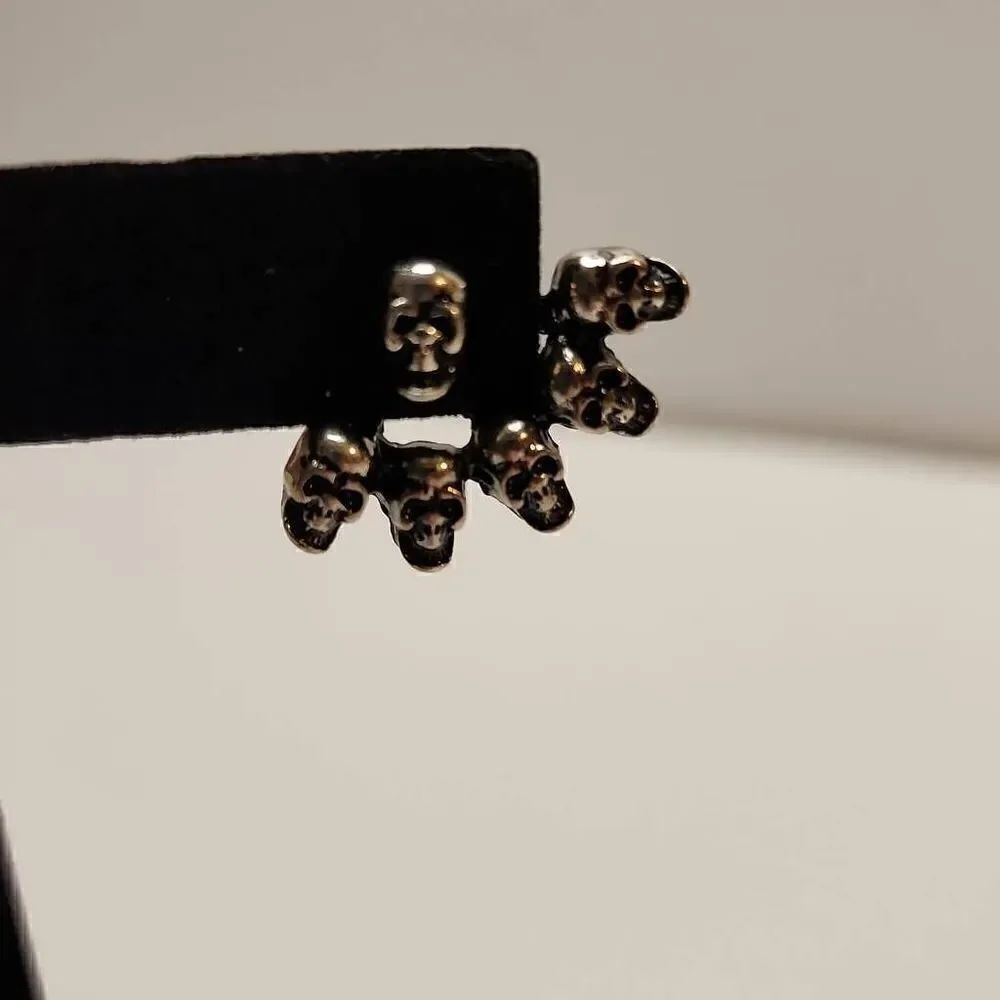 NWT Skull Earrings 